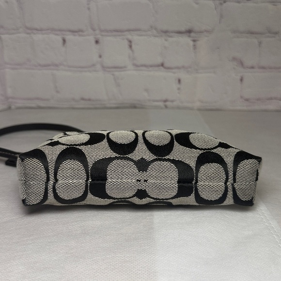 Coach Signature C’s Monochrome Pleated Wristlet Silver HDWRE w/Leather Hangtag - Picture 8 of 13